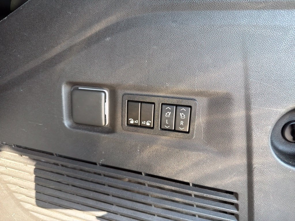 Used 2021 GMC Yukon AT4 w/ AT4 Premium Plus Package AWD/4WD image 15