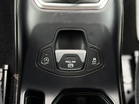 Used 2023 Jeep Renegade Latitude AWD/4WD image 17
