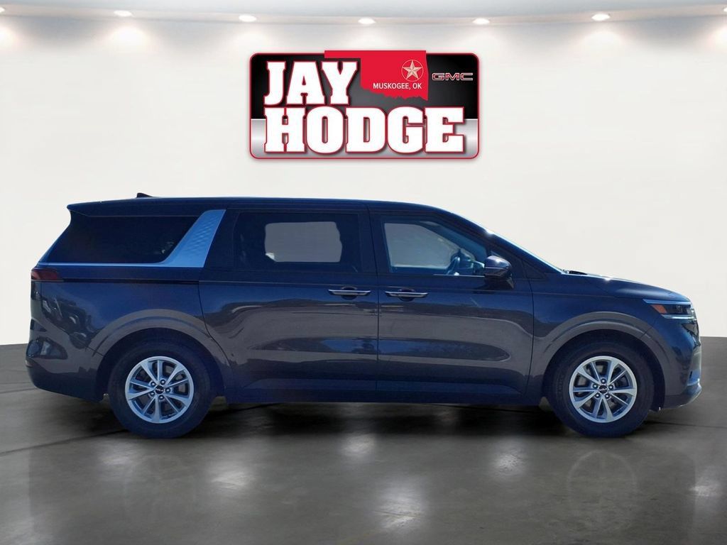 Used 2023 Kia Carnival LX FWD image 4