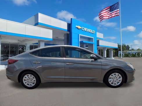Used 2019 Hyundai Elantra SE FWD image 2