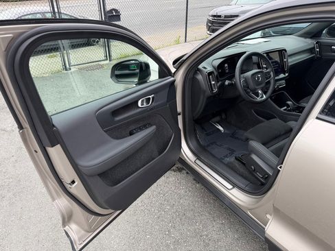 Used 2023 Volvo XC40 Recharge Plus w/ Protection Package Premier AWD/4WD image 9