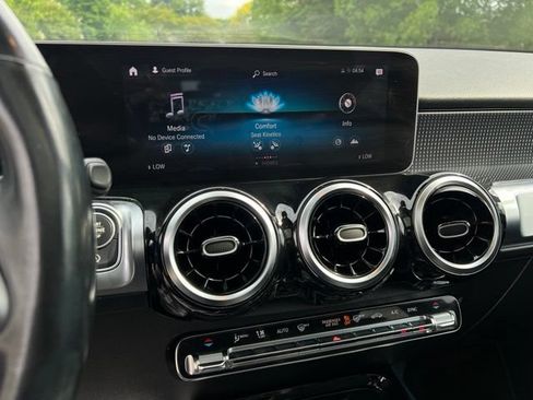 Used 2020 Mercedes-Benz GLB 250 4MATIC w/ Premium Package image 38