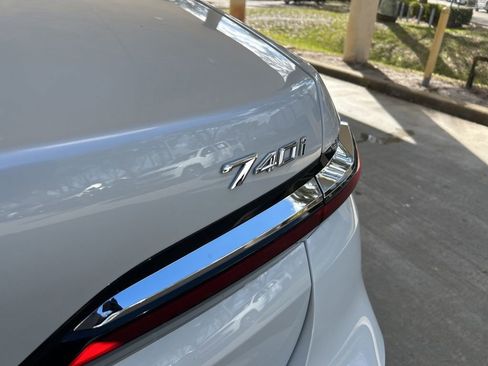 Used 2024 BMW 740i image 11