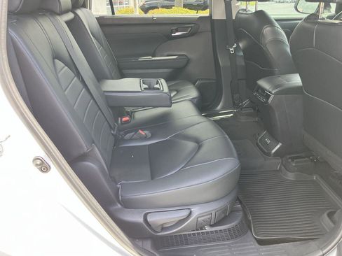 Used 2023 Toyota Highlander XLE AWD/4WD image 32
