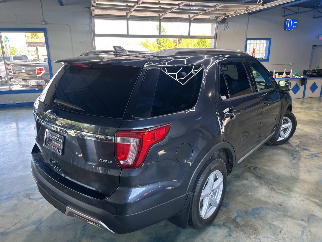 Used 2017 Ford Explorer XLT AWD/4WD image 4