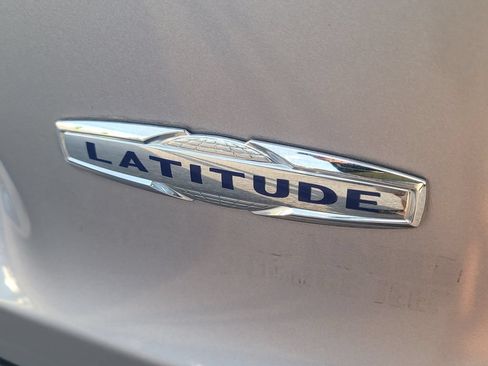 Used 2020 Jeep Cherokee Latitude AWD/4WD image 7