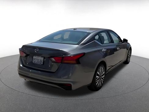 Used 2025 Nissan Altima 2.5 SV FWD image 12