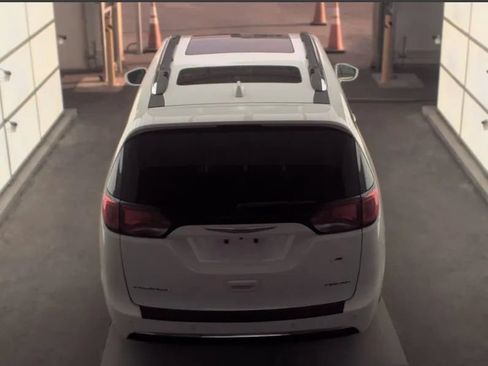 Used 2020 Chrysler Pacifica Limited FWD image 4