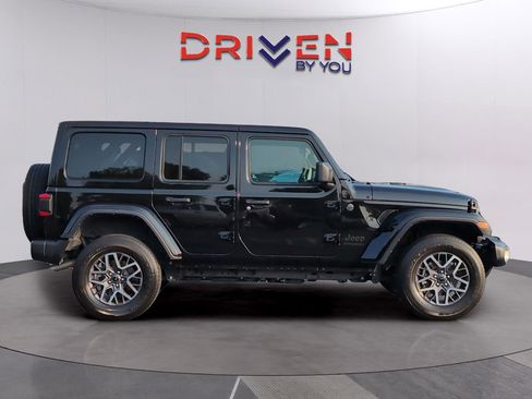 Used 2025 Jeep Wrangler Sahara AWD/4WD image 6