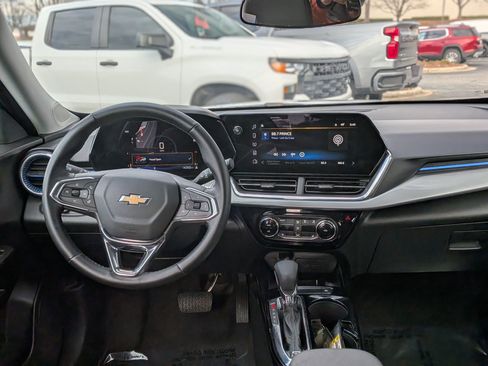 Used 2025 Chevrolet Trax LT w/ LT Convenience Package image 19