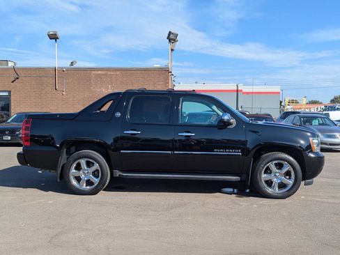 Used 2013 Chevrolet Avalanche LTZ image 4