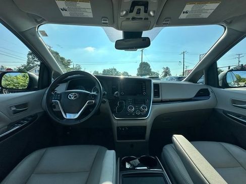 Used 2018 Toyota Sienna XLE w/ XLE Navigation Package FWD image 20