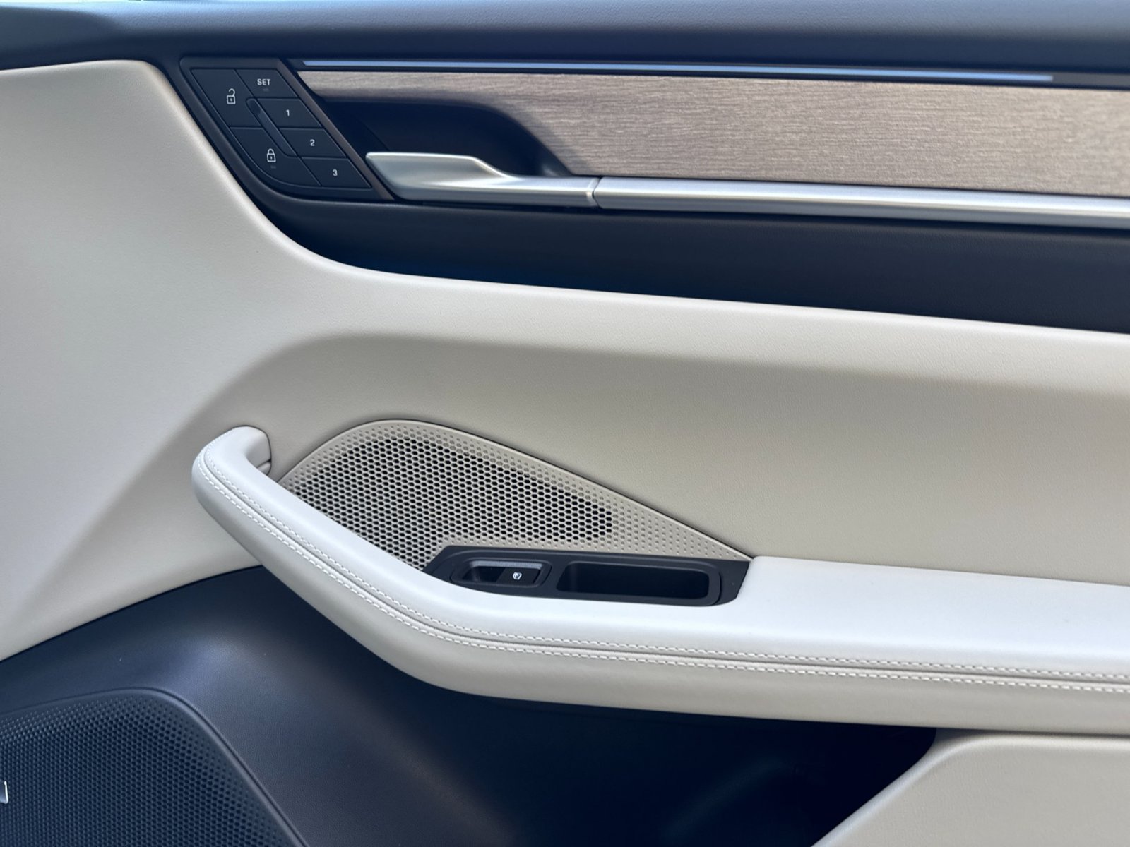 Certified 2025 Porsche Macan 4 Electric AWD/4WD image 20