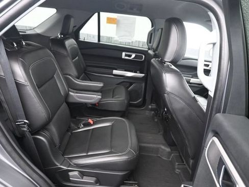 Used 2022 Ford Explorer XLT w/ Equipment Group 202A AWD/4WD image 8