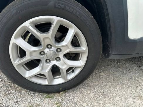 Used 2016 Jeep Renegade Latitude FWD image 21