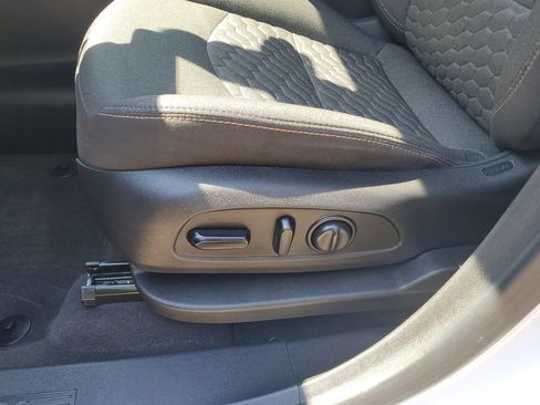 Used 2019 Chevrolet Equinox LT w/ Driver Convenience Package FWD image 9