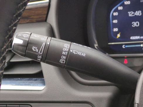 Used 2023 Chevrolet Suburban Premier image 25