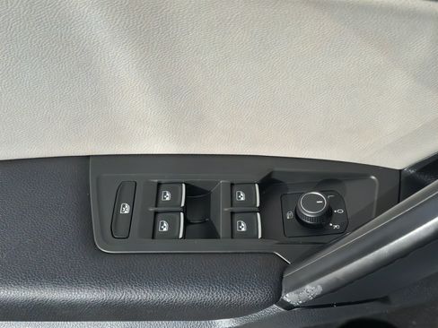 Used 2019 Volkswagen Tiguan SE image 24