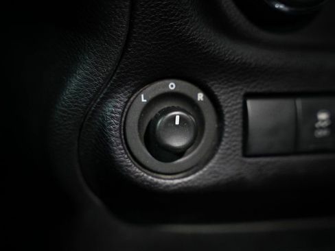 Used 2015 Jeep Wrangler Unlimited Sahara w/ Connectivity Group AWD/4WD image 27