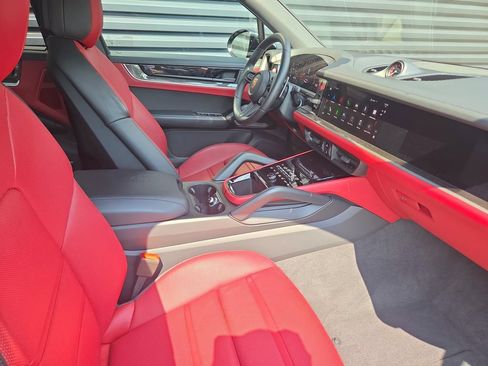 Certified 2025 Porsche Cayenne E-Hybrid AWD/4WD image 18