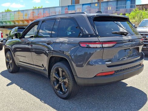 Used 2023 Jeep Grand Cherokee Altitude AWD/4WD image 4