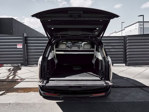 Used 2026 Land Rover Range Rover Long Wheelbase SE image 14