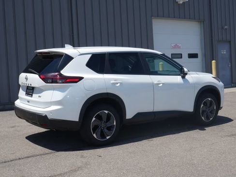 Used 2024 Nissan Rogue SV FWD image 9
