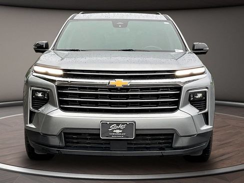 Used 2024 Chevrolet Traverse LT AWD/4WD image 2