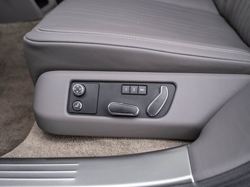 Used 2018 Bentley Flying Spur V8 image 33