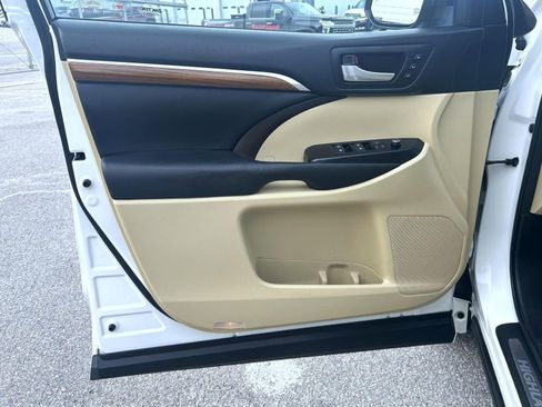 Used 2017 Toyota Highlander Limited Platinum image 9