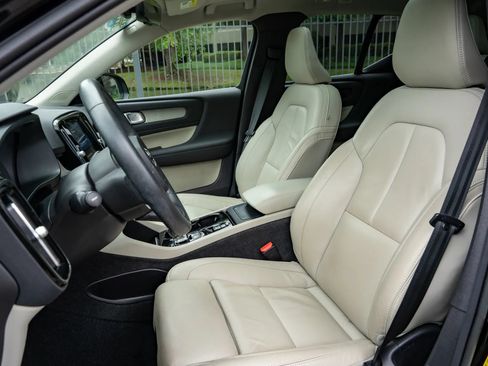 Used 2023 Volvo XC40 B5 Plus AWD/4WD image 11