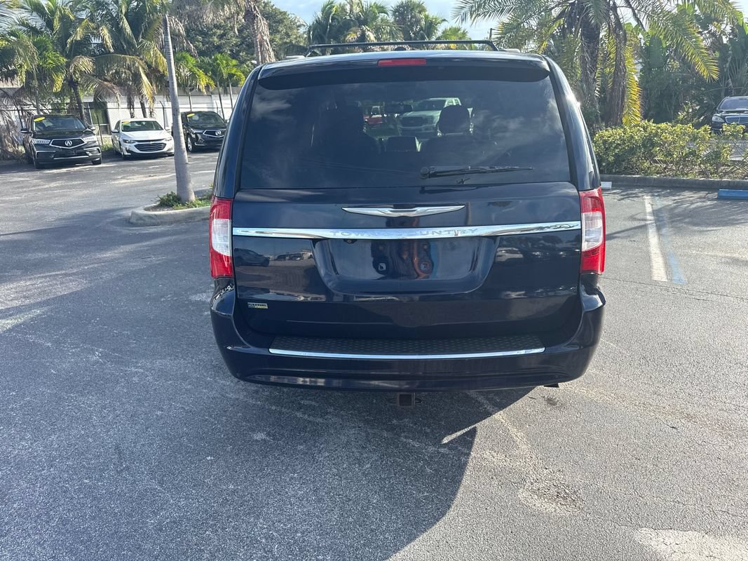 Used 2014 Chrysler Town & Country Touring FWD image 4