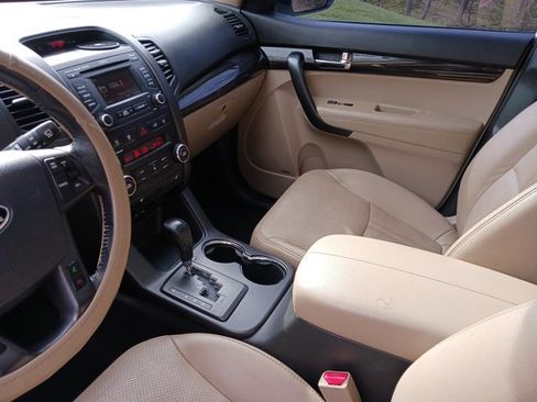 Used 2013 Kia Sorento EX w/ EX V6 Premium Pkg image 24