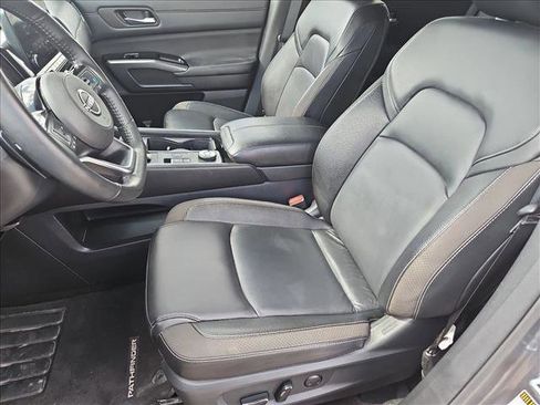 Used 2025 Nissan Pathfinder SL image 15