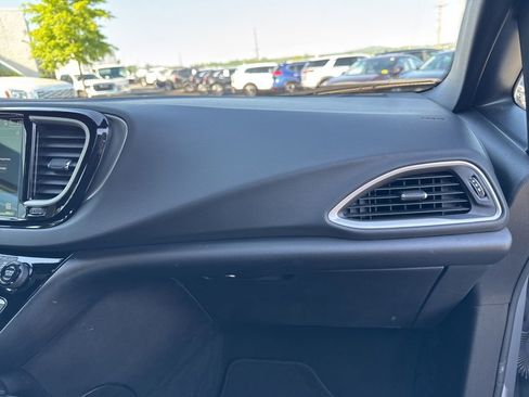 Used 2025 Chrysler Pacifica Select FWD image 17