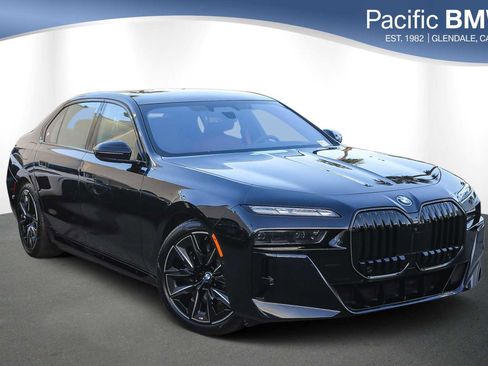 Used 2025 BMW i7 xDrive60 image 1