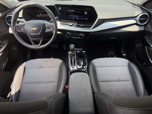 Used 2025 Chevrolet Trax LT FWD image 13
