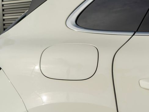 Used 2023 Porsche Cayenne AWD/4WD image 15