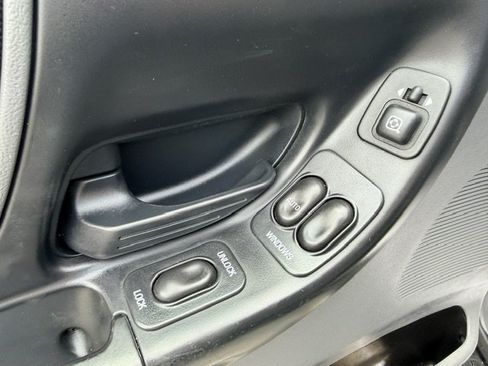 Used 2005 Ford Ranger XLT AWD/4WD image 10
