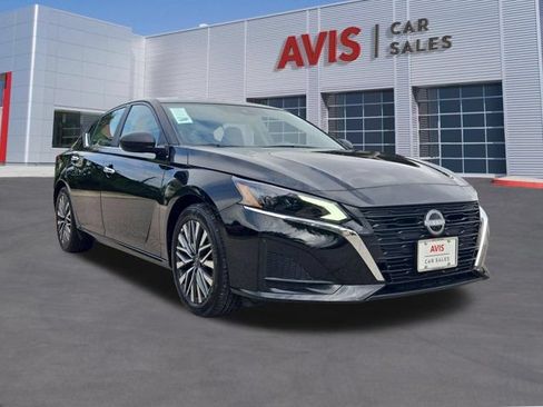 Used 2025 Nissan Altima 2.5 SV FWD image 3