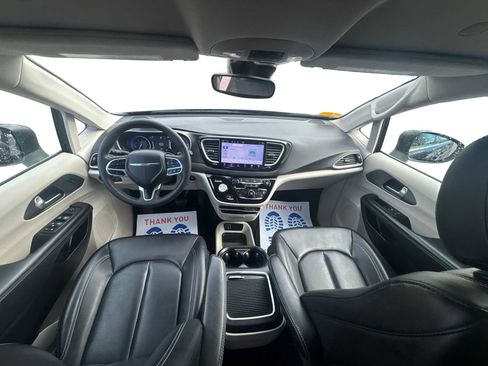 Used 2023 Chrysler Pacifica Touring-L image 13
