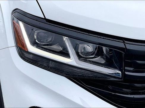 Used 2020 Volkswagen Atlas Cross Sport SE w/ Panoramic Sunroof Package image 32