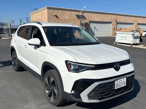Used 2025 Volkswagen Taos SE AWD/4WD image 3