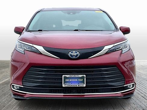 Used 2022 Toyota Sienna XLE image 2