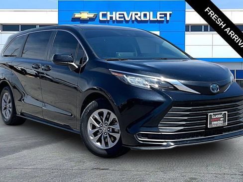 Used 2023 Toyota Sienna LE FWD image 1