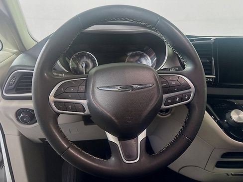 Used 2022 Chrysler Pacifica Touring-L FWD image 12