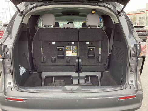 Used 2025 Toyota Sienna LE image 12