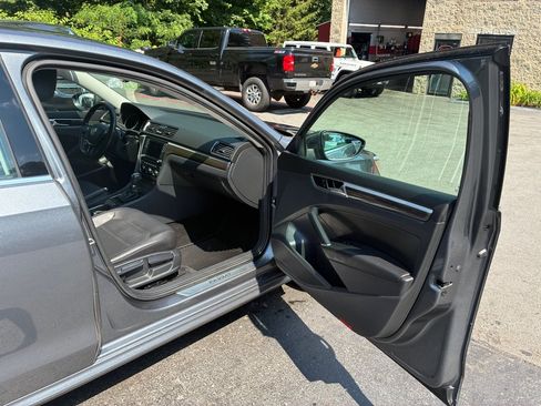 Used 2018 Volkswagen Passat 2.0T SE FWD image 15