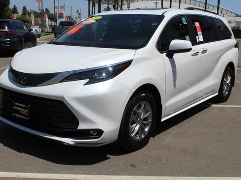 Certified 2026 Toyota Sienna XLE FWD image 6