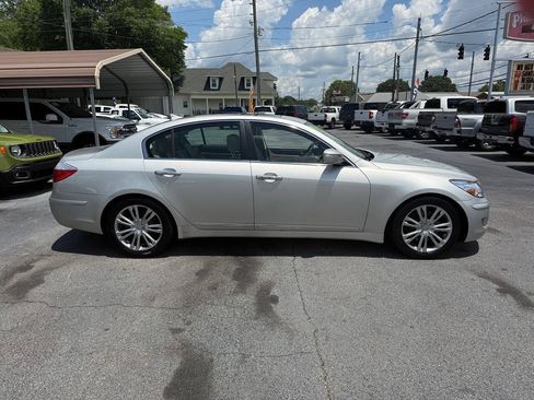 Used 2011 Hyundai Genesis 4.6 RWD image 3
